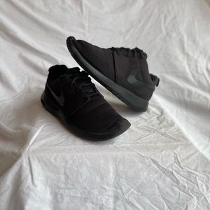All Black Nike Roche One Sneakers, Women’s Size 6